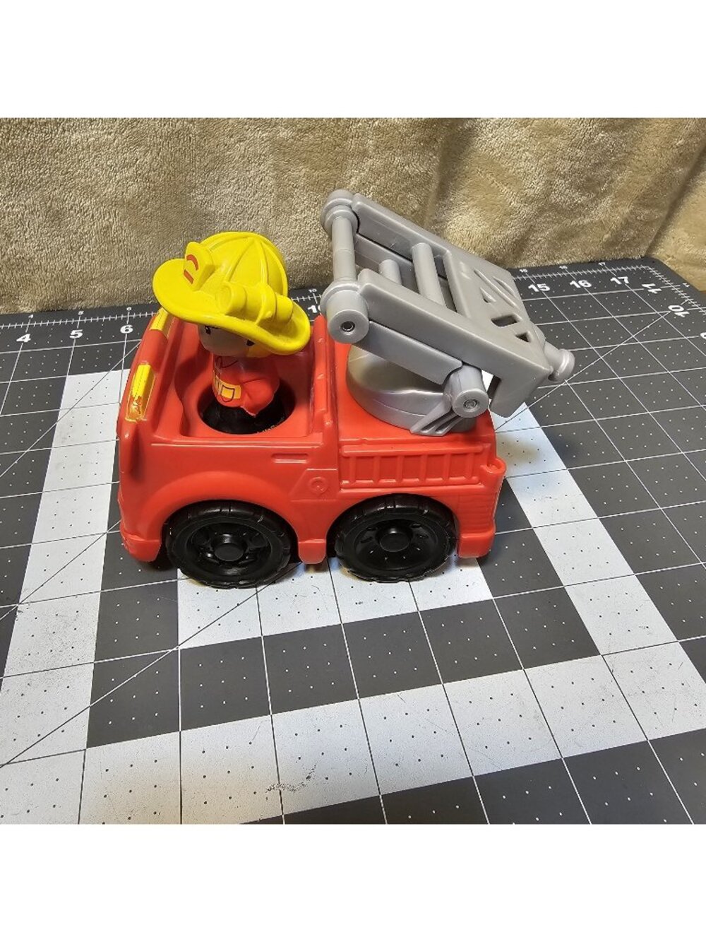 Fisher Price Red Rescue Fire Truck With Fireman /Firefighter 2018
